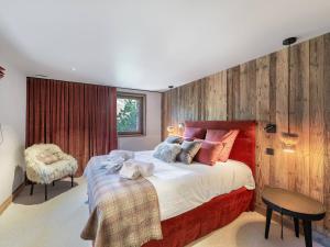 Ένα ή περισσότερα κρεβάτια σε δωμάτιο στο Chalet d'exception avec piscine, spa et hammam - 14 pers., Saint Martin de Belleville - FR-1-570-54 +11 φωτογραφίες