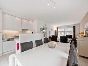 Una cocina y una sala de estar con mesa y sillas. en Klokjesbloem Gelijkvloers, en Galopen