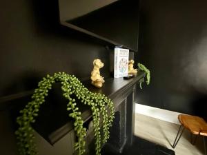 Una chimenea con una guirnalda de plantas verdes sobre ella. en Short North Convention King Bed Free Parking!, en Columbus