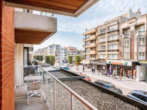 Apartamento con balcón con vistas a la calle. en Brit Eerste, en Galopen
