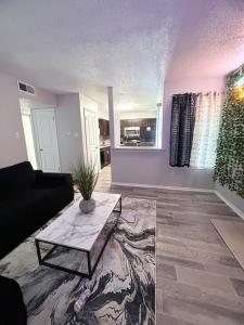 Μια τηλεόραση ή/και κέντρο ψυχαγωγίας στο Modern Comfort Near AT&T Stadium Peaceful Getaway in DFW