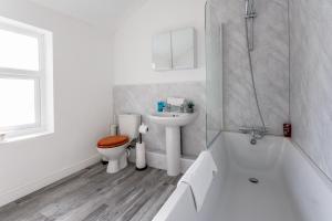 een witte badkamer met een toilet en een wastafel bij 3 Bed House - Sleeps 5 - Parking - Wifi in New Brancepeth