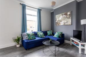 een blauwe bank in een woonkamer met een raam bij 3 Bed House - Sleeps 5 - Parking - Wifi in New Brancepeth