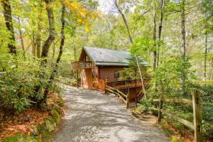 eine Blockhütte mitten im Wald in der Unterkunft Near Skiing, 2 Furnished Decks Newland Retreat! in Pineola