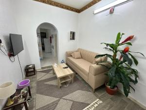 una sala de estar con un sofá y una mesa en Quba Peace سلام قباء, en Medina
