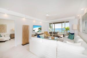 ジョージ・タウンにあるBeachcomber 08の白い家具付きのリビングルームが備わり、海の景色を望めます。 +13枚の写真