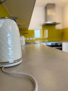 ケンブリッジにあるChic escapeの台所のカウンターに座る家電