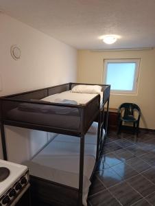 a room with two bunk beds and a window at Soba za radnike Svilajnac in Svilajnac