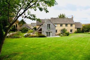 a large house with a large green yard at Charlbury country retreat - sleeps 10 in Charlbury