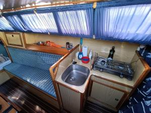 een keuken in een camper met een wastafel bij Portuguese Sailboat Experience I in Lissabon