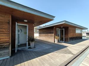 een houten gebouw met een deur en een dek bij Portuguese Sailboat Experience I in Lissabon