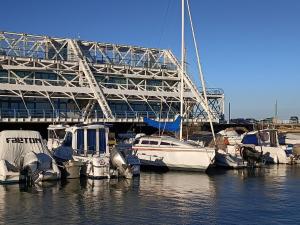 een groep boten is aangemeerd in een jachthaven bij Portuguese Sailboat Experience I in Lissabon +6 foto's