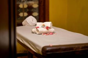 Una pila de toallas encima de una cama en Pyramid Hotels & Resorts, en Debre Zeyit