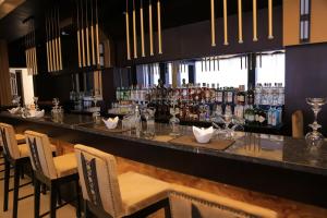 Un bar en un restaurante con sillas y un mostrador. en Pyramid Hotels & Resorts, en Debre Zeyit