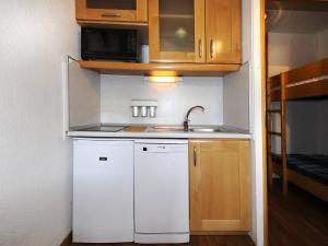 Kuchyň nebo kuchyňský kout v ubytování Studio confortable skis aux pieds avec balcon - FR-1-344-539