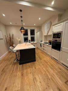 Dapur atau dapur kecil di Modern 2 Bed 2 Bath Apartment in Prime Jesmond Location +12 gambar