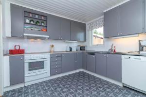 Η κουζίνα ή μικρή κουζίνα στο JON543-Hjaeltevad-Timmervaegen-18