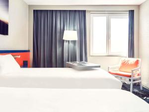 Кровать или кровати в номере ibis Styles Marseille Aéroport