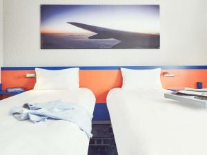 Кровать или кровати в номере ibis Styles Marseille Aéroport +26 фотографий