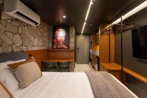 Un dormitorio con una cama y un cuadro en la pared. en Aquamaris by Hosppedar, en Tambaú 28 fotos más