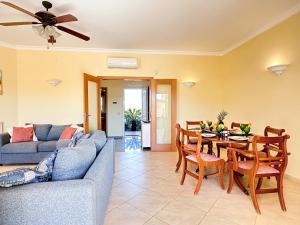 un soggiorno con un divano e un tavolo di Casa Antonius, Sun & Pool Balaia Home by BeCherish a Branqueira