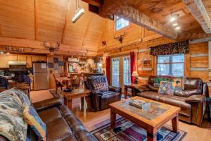 a living room with leather furniture in a cabin at Bridgepoint Cabin in Banner Elk