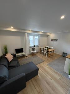 una sala de estar con un sofá y una mesa en Ferienwohnung in Kaunitz bei Wessels, en Verl