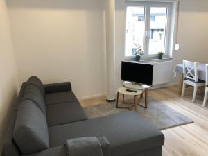 a living room with a couch and a tv at Ferienwohnung in Kaunitz bei Wessels in Verl