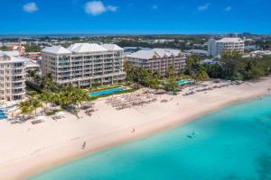 ジョージ・タウンにあるBeachcomber 21のビーチと建物の空中写真