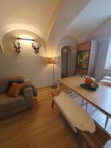 杜柏Un temps pour nous的客厅里有一张桌子和一张沙发