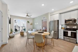 ジャクソンビルにある2 BR suite with game room & amenitiesのテーブルと椅子のあるキッチンとリビングルーム