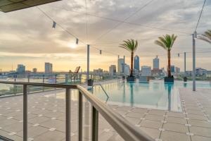 ジャクソンビルにある2 BR suite with game room & amenitiesのヤシの木が茂る建物の屋上スイミングプール