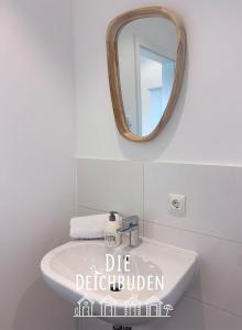 ビューズマー・ダイヒハウゼンにあるApartment-6の白い洗面台と鏡のあるバスルーム