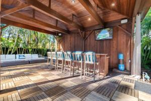 Televiisor ja/või meelelahutuskeskus majutusasutuses Poolside Paradise Steps from the Sand