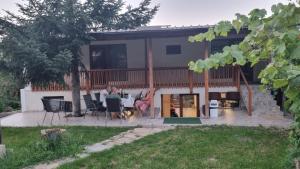 En have udenfor Casa de sub brazi din Fantanele