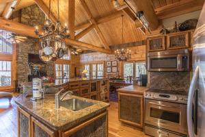 Köök või kööginurk majutusasutuses Red Stag Lodge at Eagles Nest