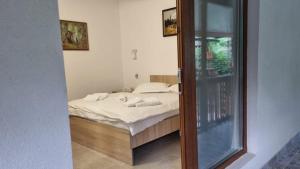 En eller flere senge i et værelse på Casa de sub brazi din Fantanele