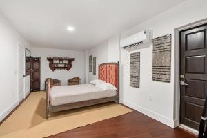 Voodi või voodid majutusasutuse Poolside Paradise Steps from the Sand toas +42 fotot