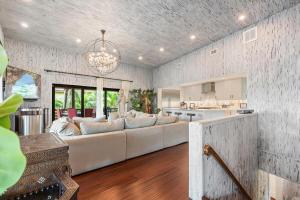 Köök või kööginurk majutusasutuses Poolside Paradise Steps from the Sand