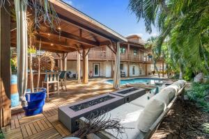 Bassein majutusasutuses Poolside Paradise Steps from the Sand või selle lähedal