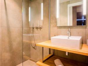 une salle de bain avec un lavabo et une douche dans l'établissement Loft duplex d'exception pour 12 pers à Avoriaz avec accès direct pistes et espace bien-être - FR-1-314-305, à Avoriaz