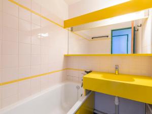 A bathroom at Appartement 7 personnes avec balcon, WIFI et casier à skis - FR-1-314-244 Még 7 kép