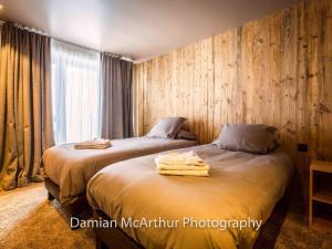 deux lits côte à côte dans une pièce dans l'établissement Loft duplex d'exception pour 12 pers à Avoriaz avec accès direct pistes et espace bien-être - FR-1-314-305, à Avoriaz