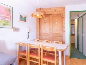 a dining room with a table and chairs at Appartement 2/3 pièces, 6 pers, quartier Falaise - FR-1-314-208 in Morzine