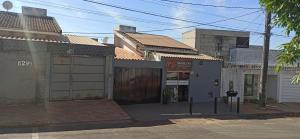 an empty street with a building with a garage at Casa 3 quartos com suite e ar condicionado in Patos de Minas