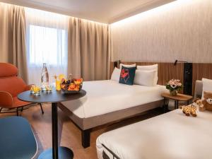 Кровать или кровати в номере Novotel Nice Arenas Aeroport +114 фотографий