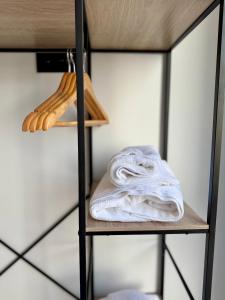 Una pila de toallas en un estante en Cíes Premium Suitel Ponte 9 - Love your Stay, en Marín