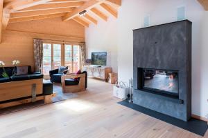 a living room with a fireplace in a house at Apartment Alpenblume - GRIWA RENT AG in Grindelwald