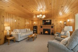 a living room with couches and a fireplace at Dogwood Star Rustic-chic Cabin In Shaver Lake in Shaver Lake