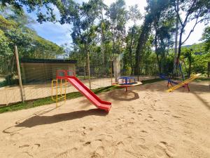 Ο χώρος παιχνιδιού για παιδιά στο Casa 08 Floresta Boa Vista - Piscina Privativa e Lounge com Deck em Meio à Natureza